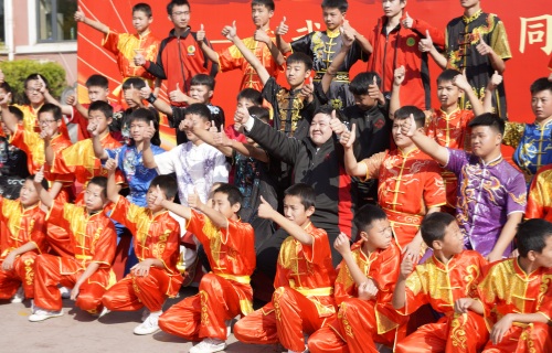 嵩山少林文武学校学生演出表演